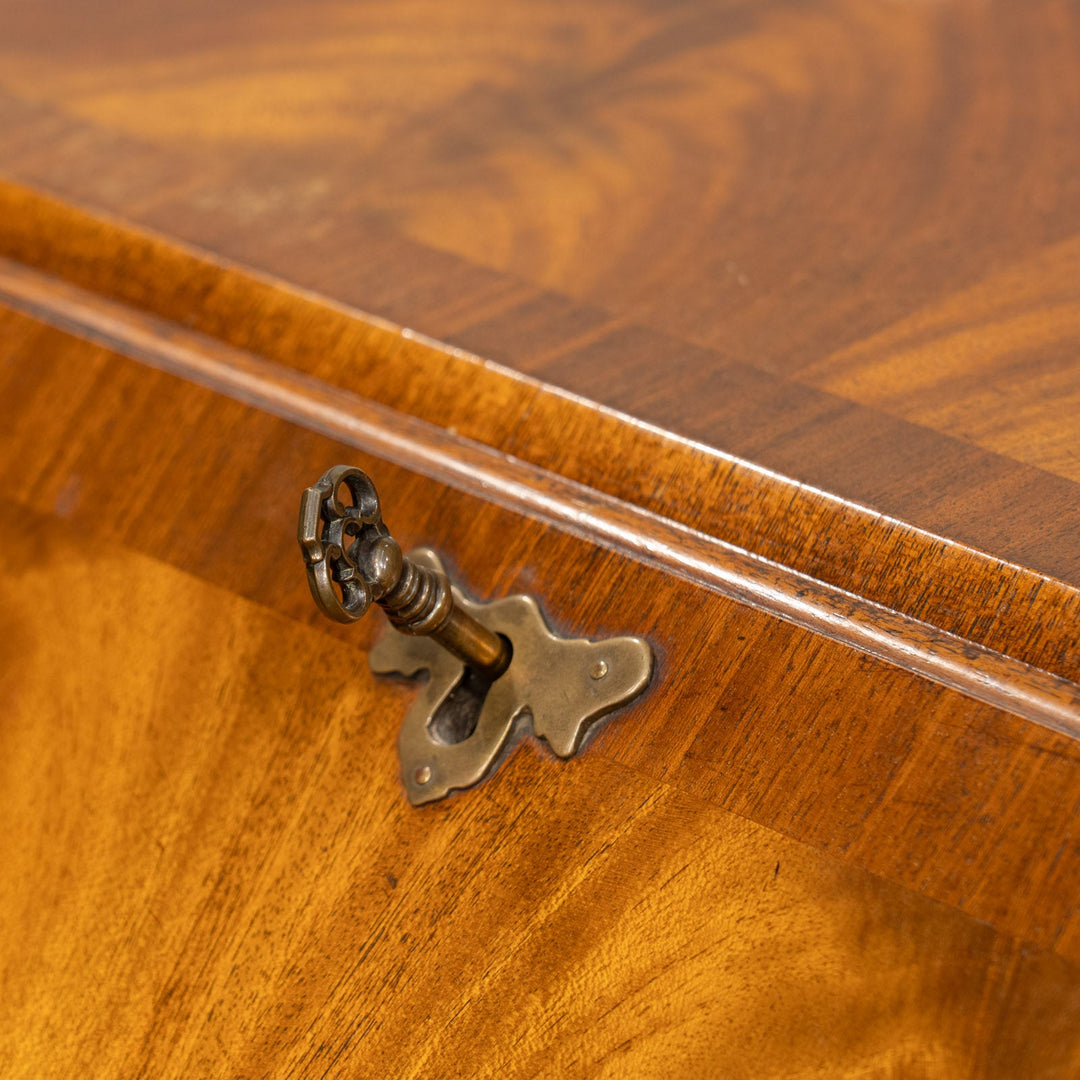 丸みのあるフォルムやカブリオールレッグがエレガント ライティングビューロー /25G