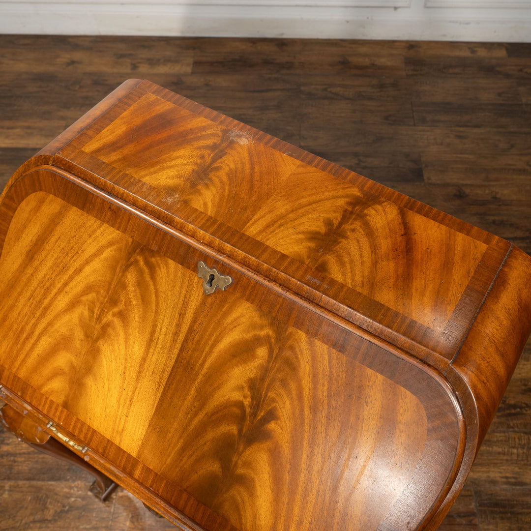 丸みのあるフォルムやカブリオールレッグがエレガント ライティングビューロー /25G