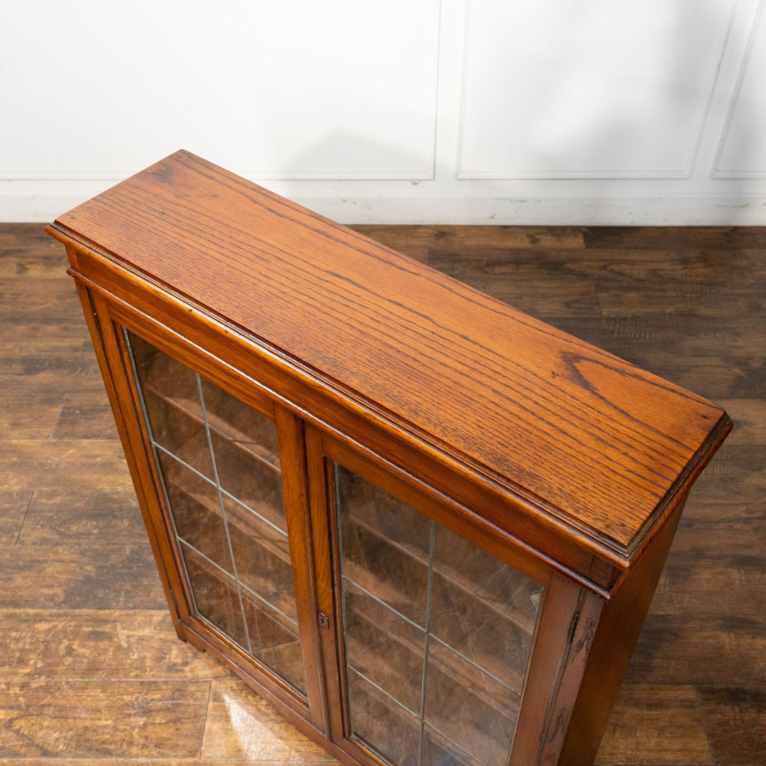 シンプルなフォルムにオーク材の質感が味わい深い ガラス ブックケース /25G