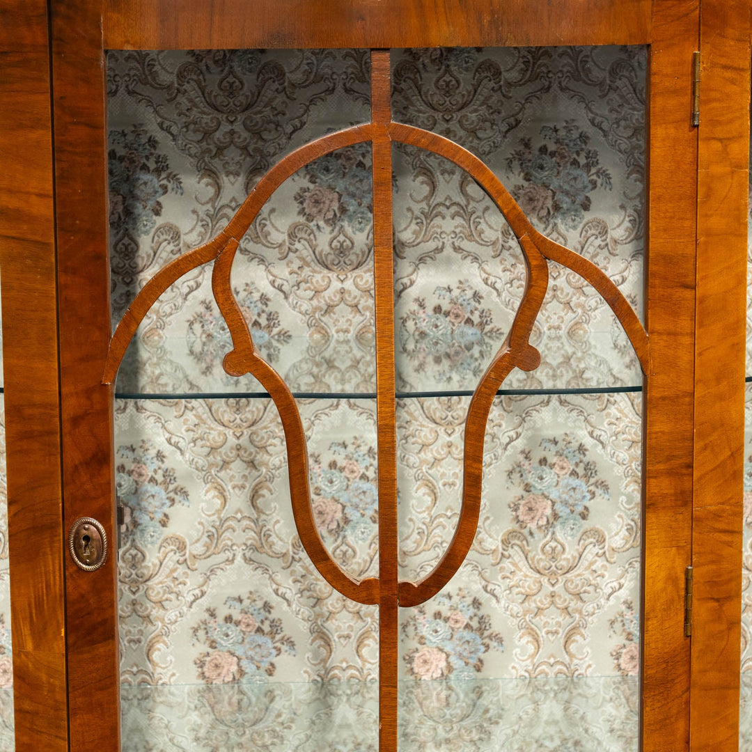 クロウ&ボールのカブリオールレッグが気品ある佇まい ハーフムーン ガラスキャビネット /25G