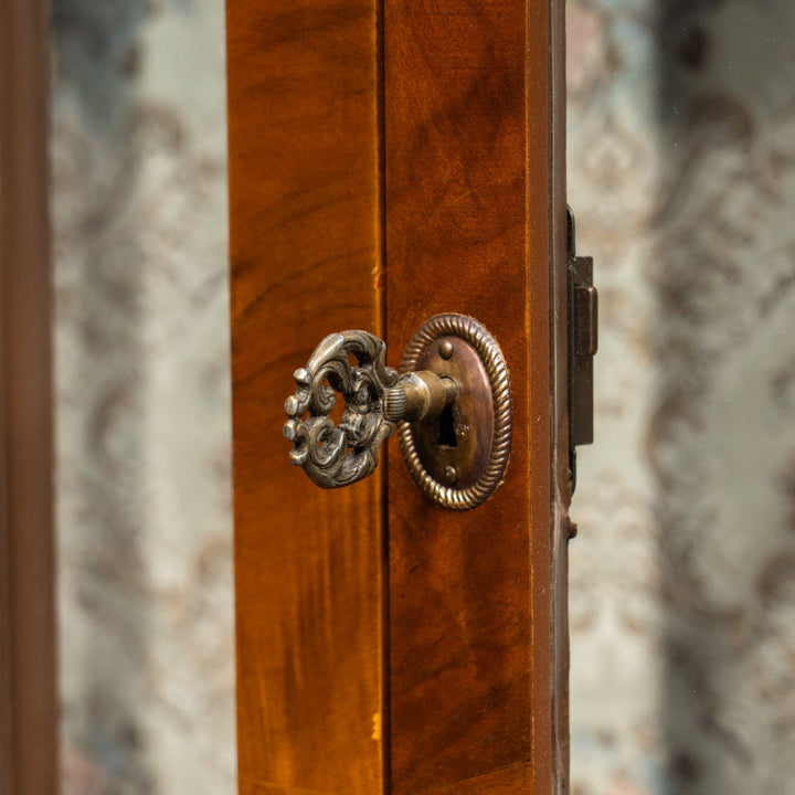 クロウ&ボールのカブリオールレッグが気品ある佇まい ハーフムーン ガラスキャビネット /25G