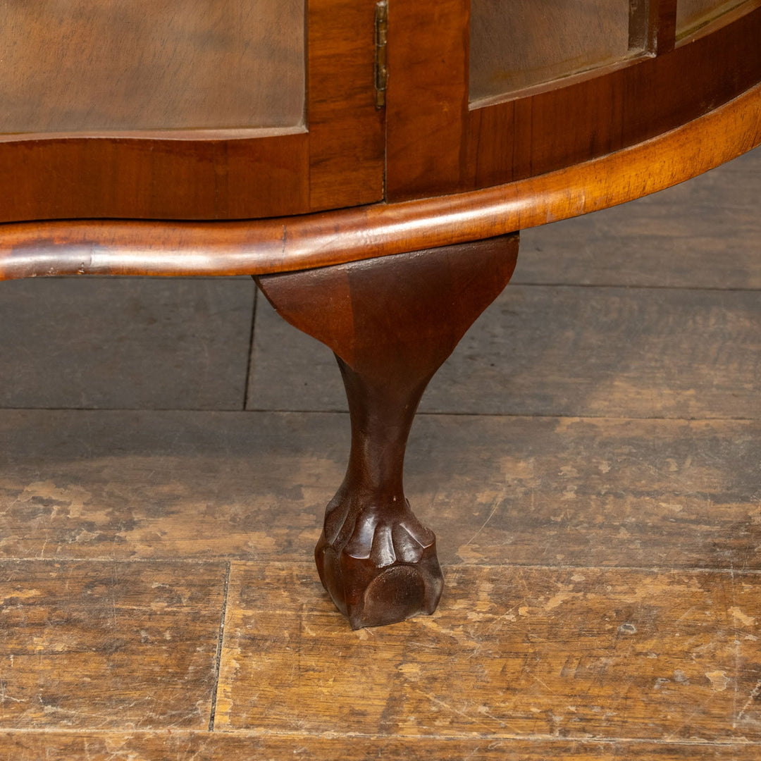 クロウ&ボールのカブリオールレッグが気品ある佇まい ハーフムーン ガラスキャビネット /25G