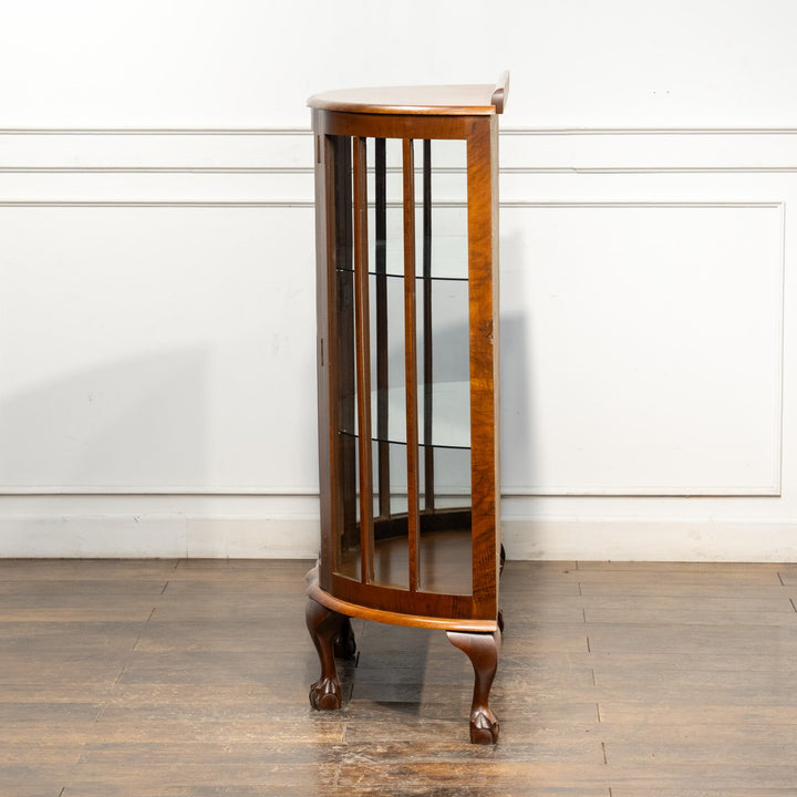 クロウ&ボールのカブリオールレッグが気品ある佇まい ハーフムーン ガラスキャビネット /25G