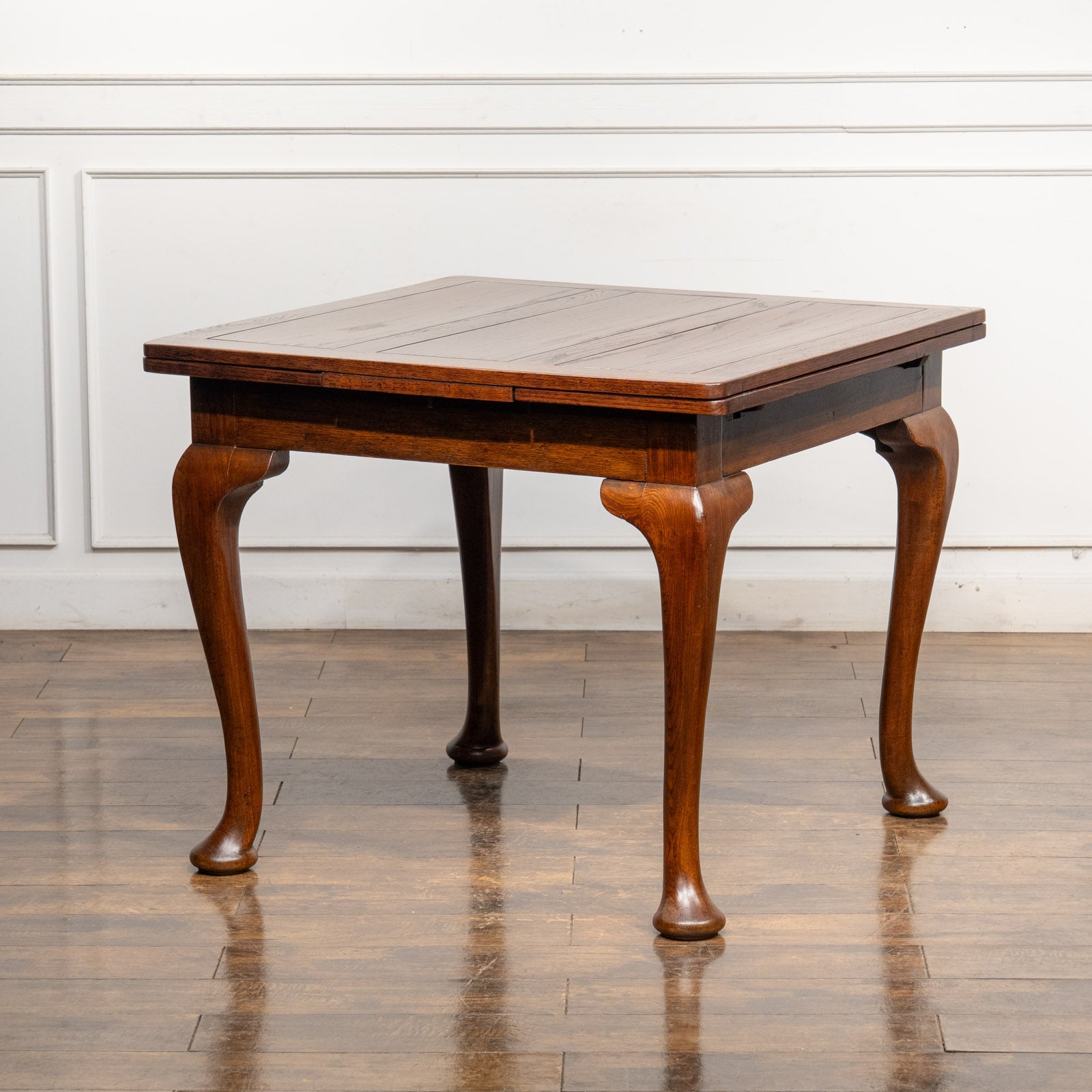 艶やかなカブリオールレッグが存在感を醸し出す オーク ドローリーフ