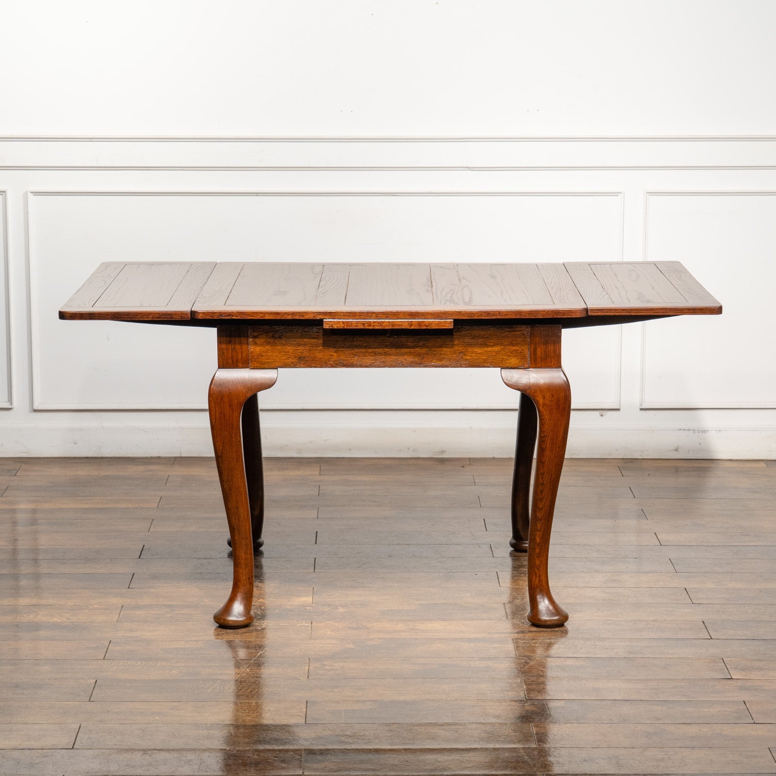 艶やかなカブリオールレッグが存在感を醸し出す オーク ドローリーフ