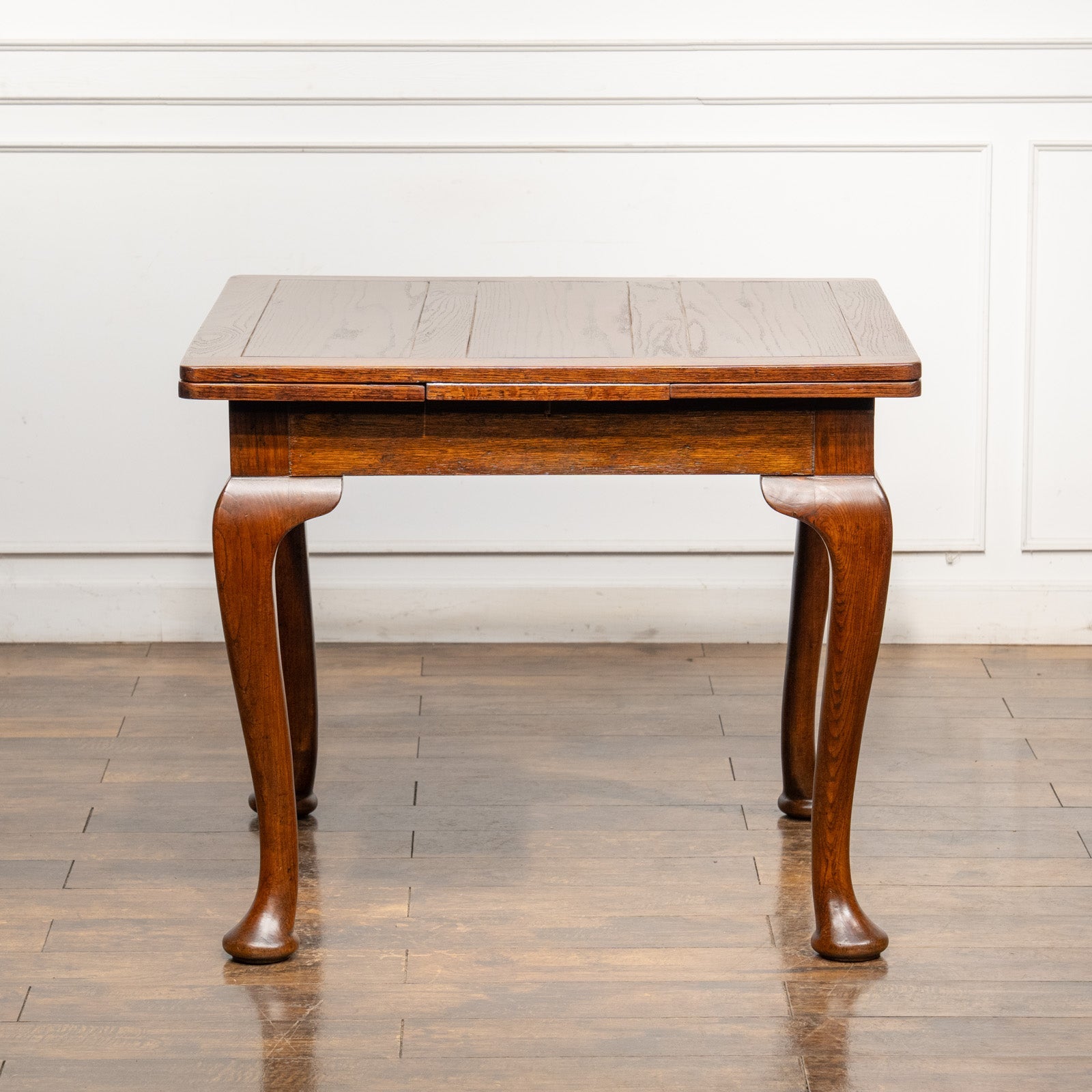 艶やかなカブリオールレッグが存在感を醸し出す オーク ドローリーフ