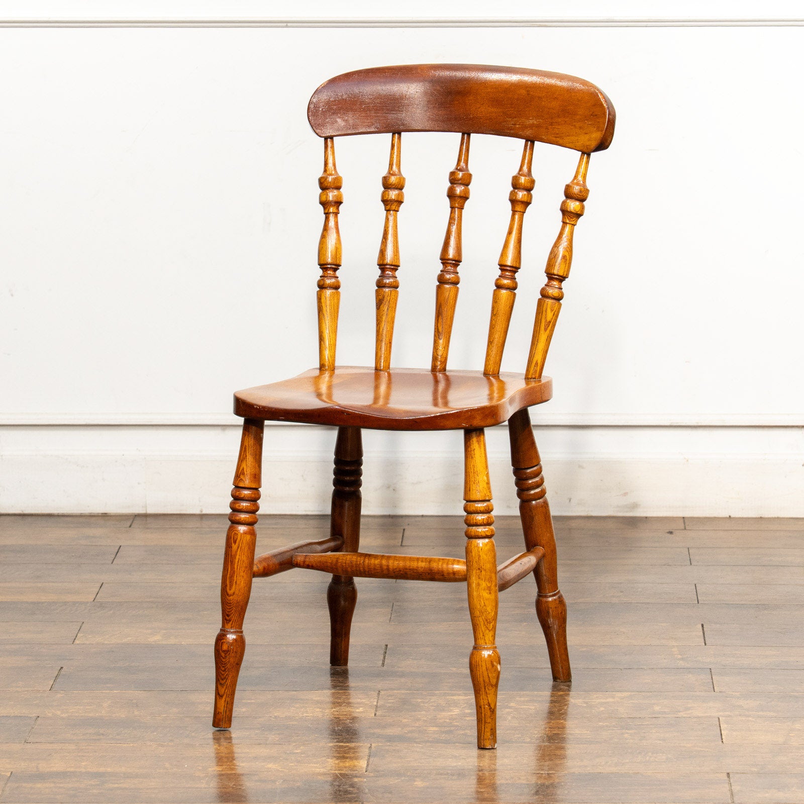 素朴なカントリースタイルと艶やかな飴色がマッチした スピンドル