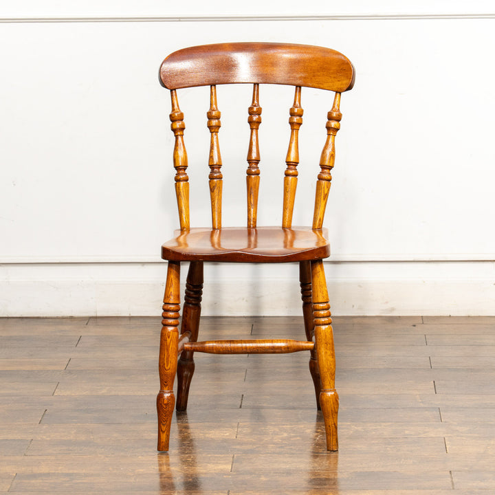 素朴なカントリースタイルと艶やかな飴色がマッチした スピンドルバック ウィンザーチェア /25G