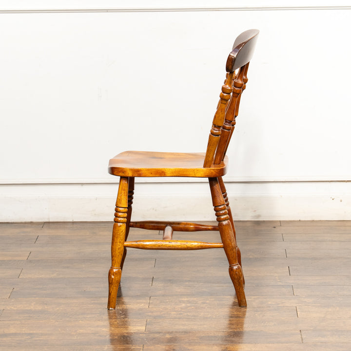 素朴なカントリースタイルと艶やかな飴色がマッチした スピンドルバック ウィンザーチェア /25G