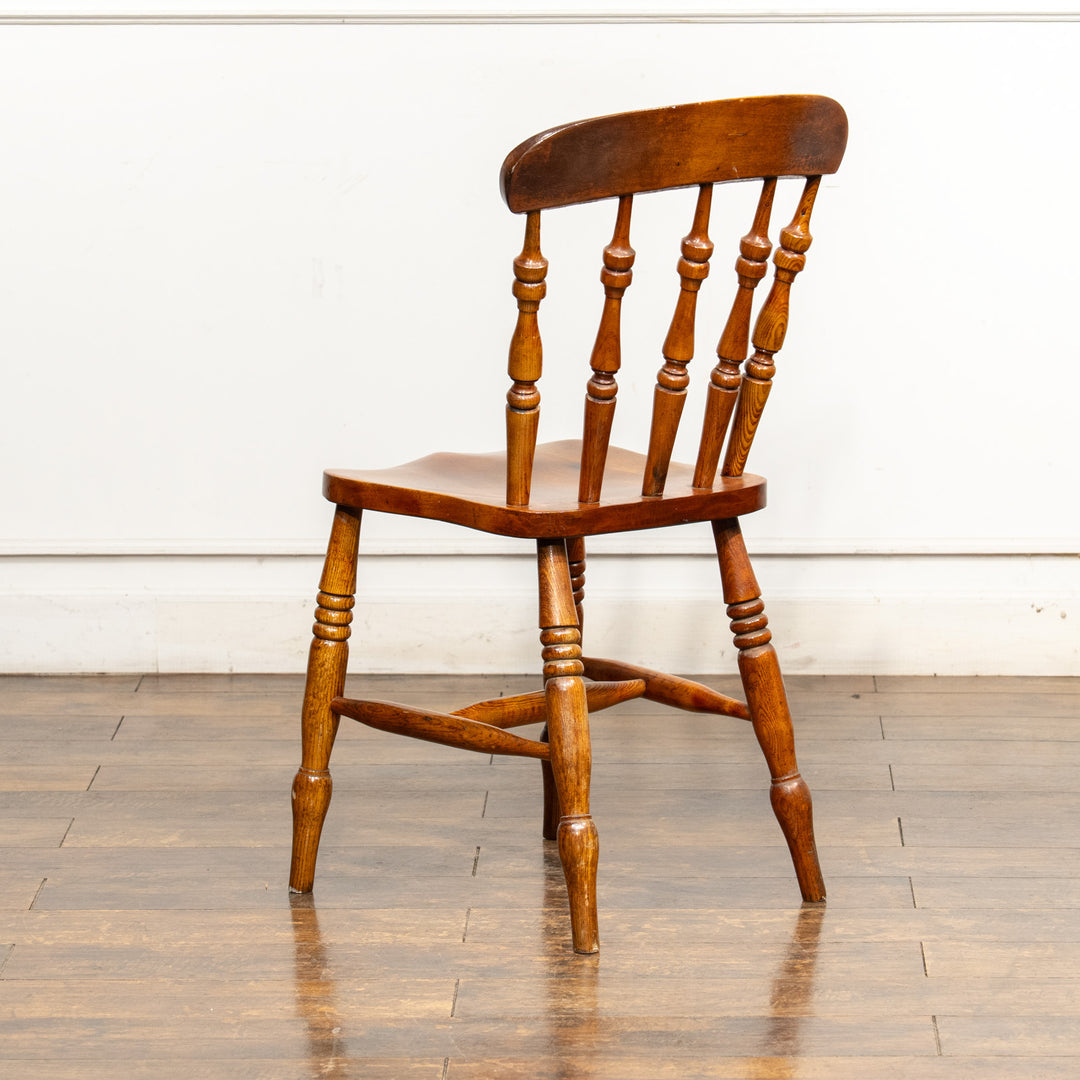 素朴なカントリースタイルと艶やかな飴色がマッチした スピンドルバック ウィンザーチェア /25G