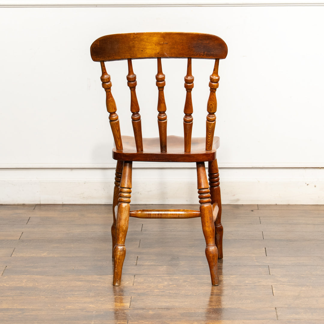 素朴なカントリースタイルと艶やかな飴色がマッチした スピンドルバック ウィンザーチェア /25G