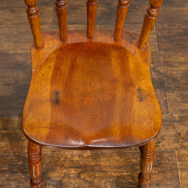 素朴なカントリースタイルと艶やかな飴色がマッチした スピンドルバック ウィンザーチェア /25G