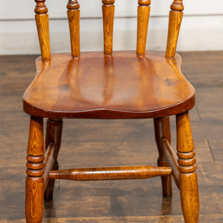 素朴なカントリースタイルと艶やかな飴色がマッチした スピンドルバック ウィンザーチェア /25G