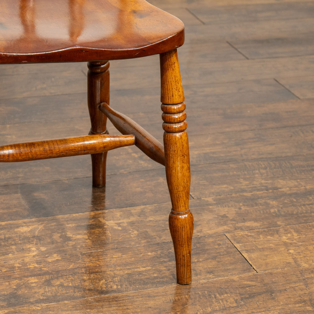 素朴なカントリースタイルと艶やかな飴色がマッチした スピンドルバック ウィンザーチェア /25G