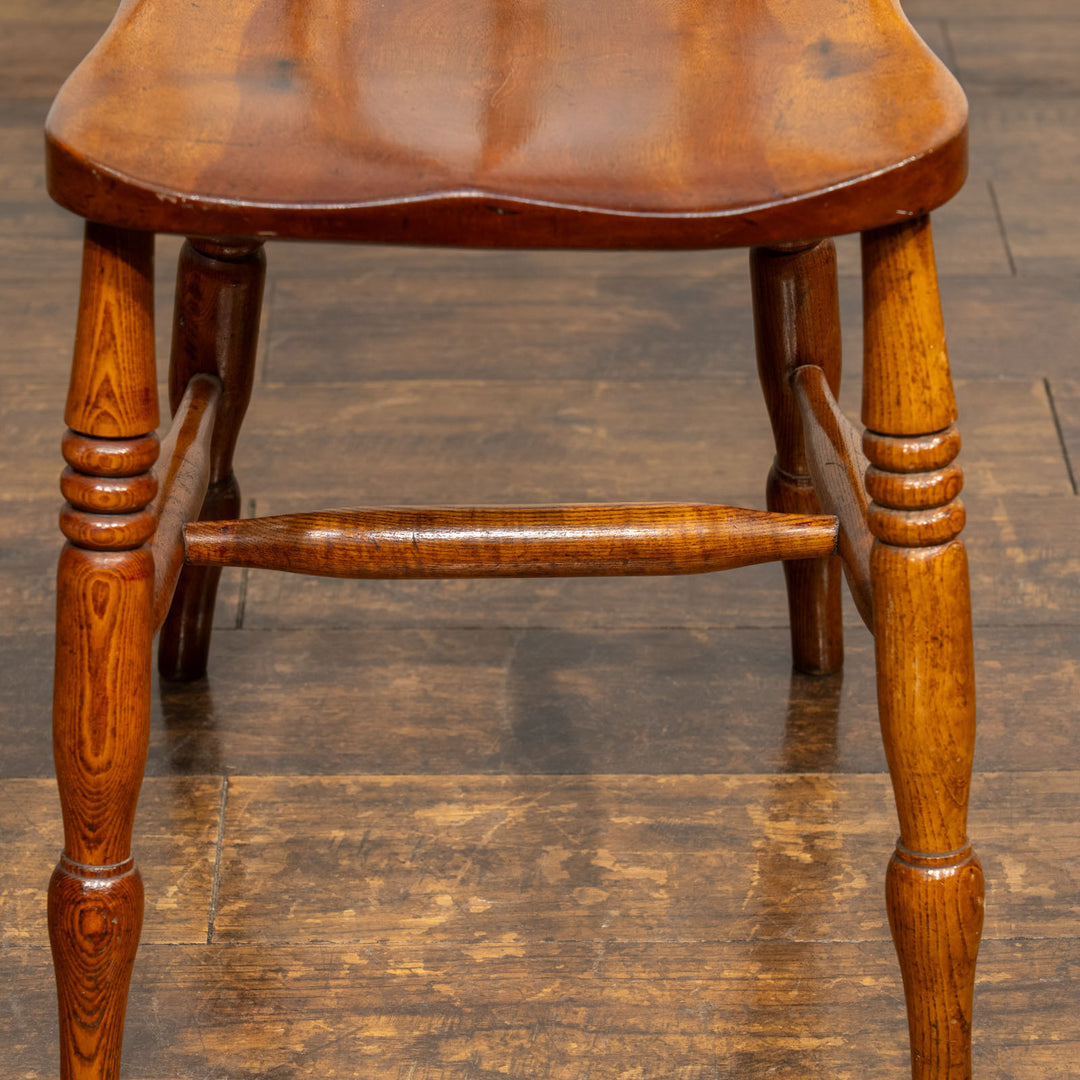 素朴なカントリースタイルと艶やかな飴色がマッチした スピンドルバック ウィンザーチェア /25G