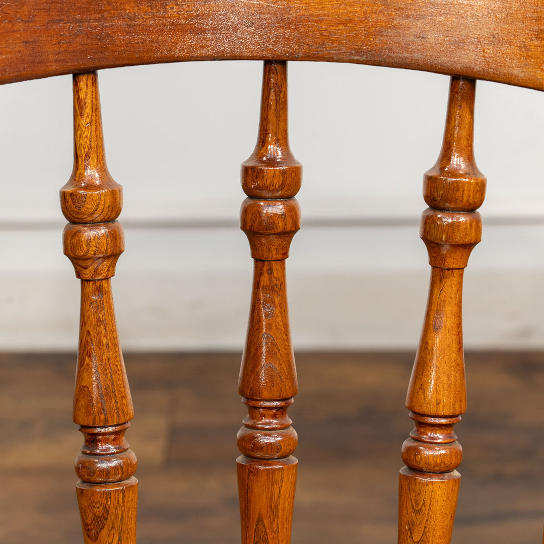 素朴なカントリースタイルと艶やかな飴色がマッチした スピンドルバック ウィンザーチェア /25G