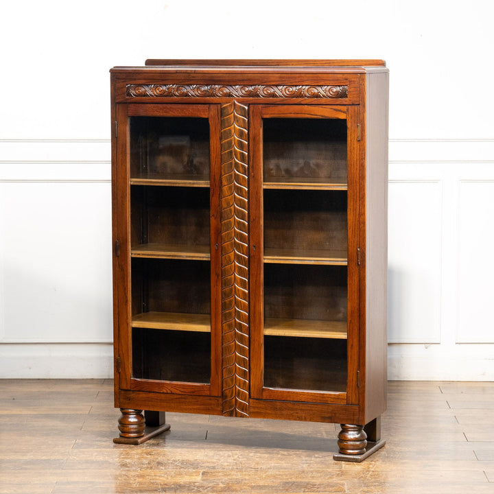 伝統的なギロッシュなどの装飾が目を惹く オーク ブックケース /25G