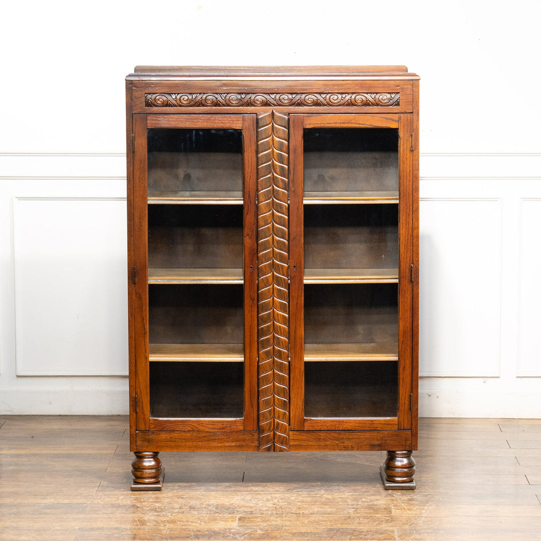 伝統的なギロッシュなどの装飾が目を惹く オーク ブックケース /25G