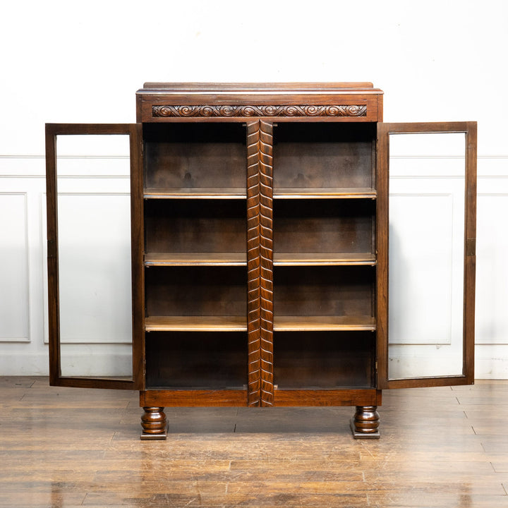 伝統的なギロッシュなどの装飾が目を惹く オーク ブックケース /25G