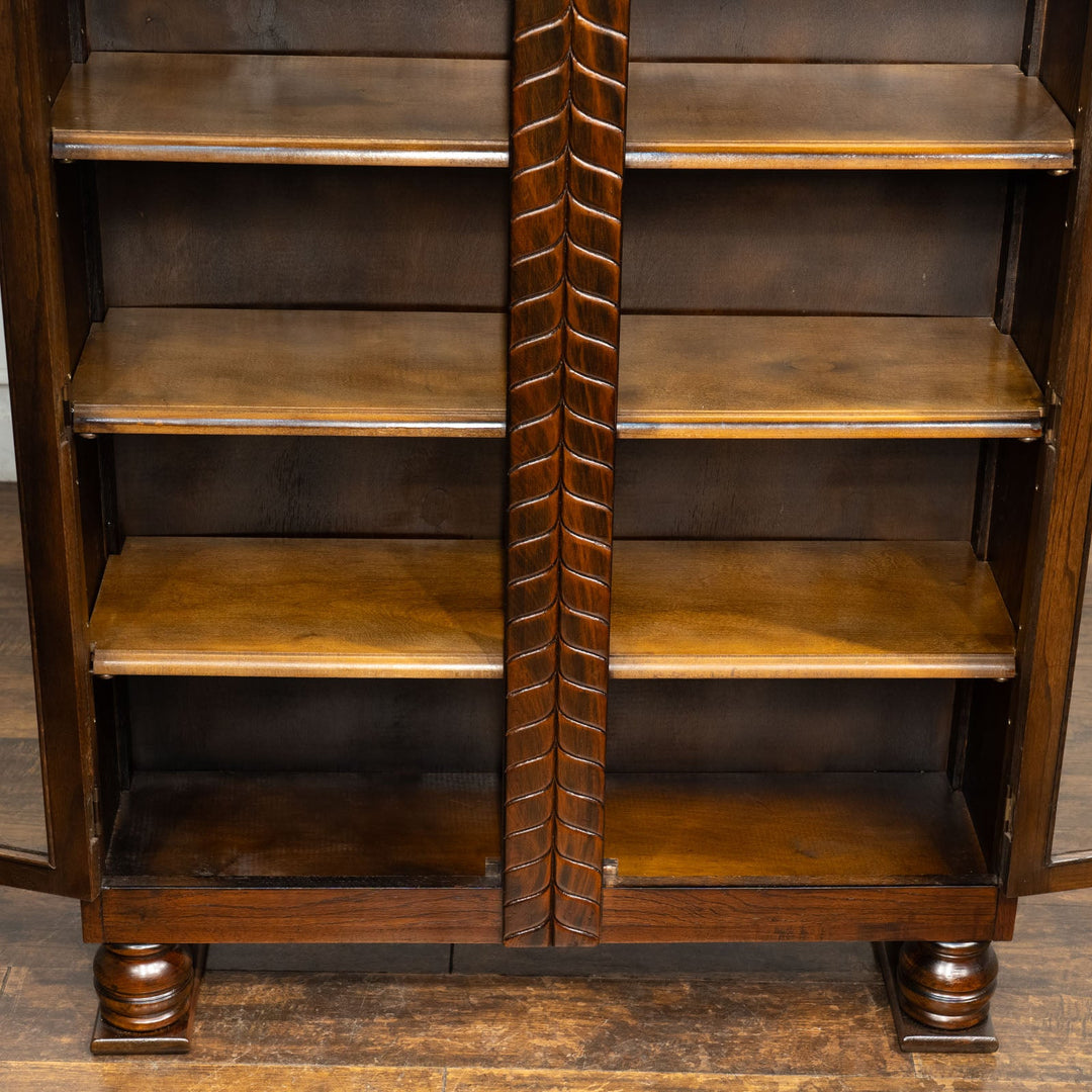 伝統的なギロッシュなどの装飾が目を惹く オーク ブックケース /25G