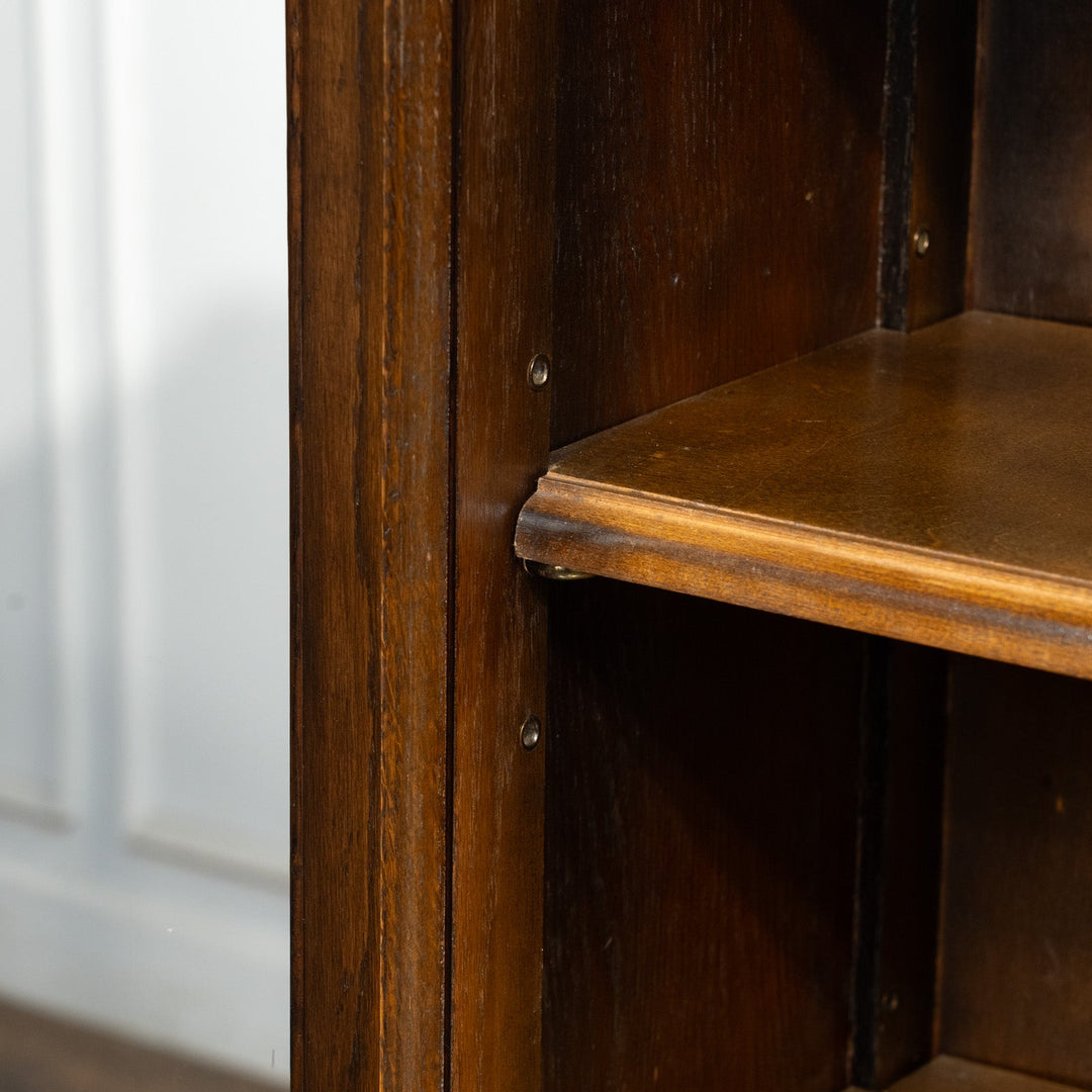 伝統的なギロッシュなどの装飾が目を惹く オーク ブックケース /25G