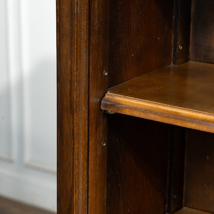 伝統的なギロッシュなどの装飾が目を惹く オーク ブックケース /25G