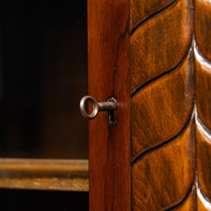 伝統的なギロッシュなどの装飾が目を惹く オーク ブックケース /25G