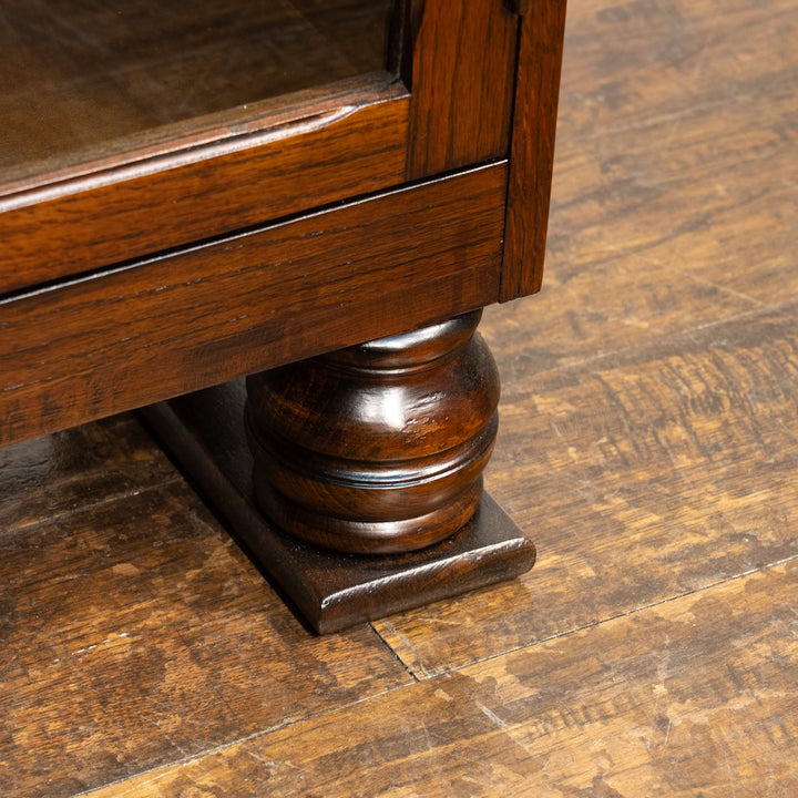 伝統的なギロッシュなどの装飾が目を惹く オーク ブックケース /25G