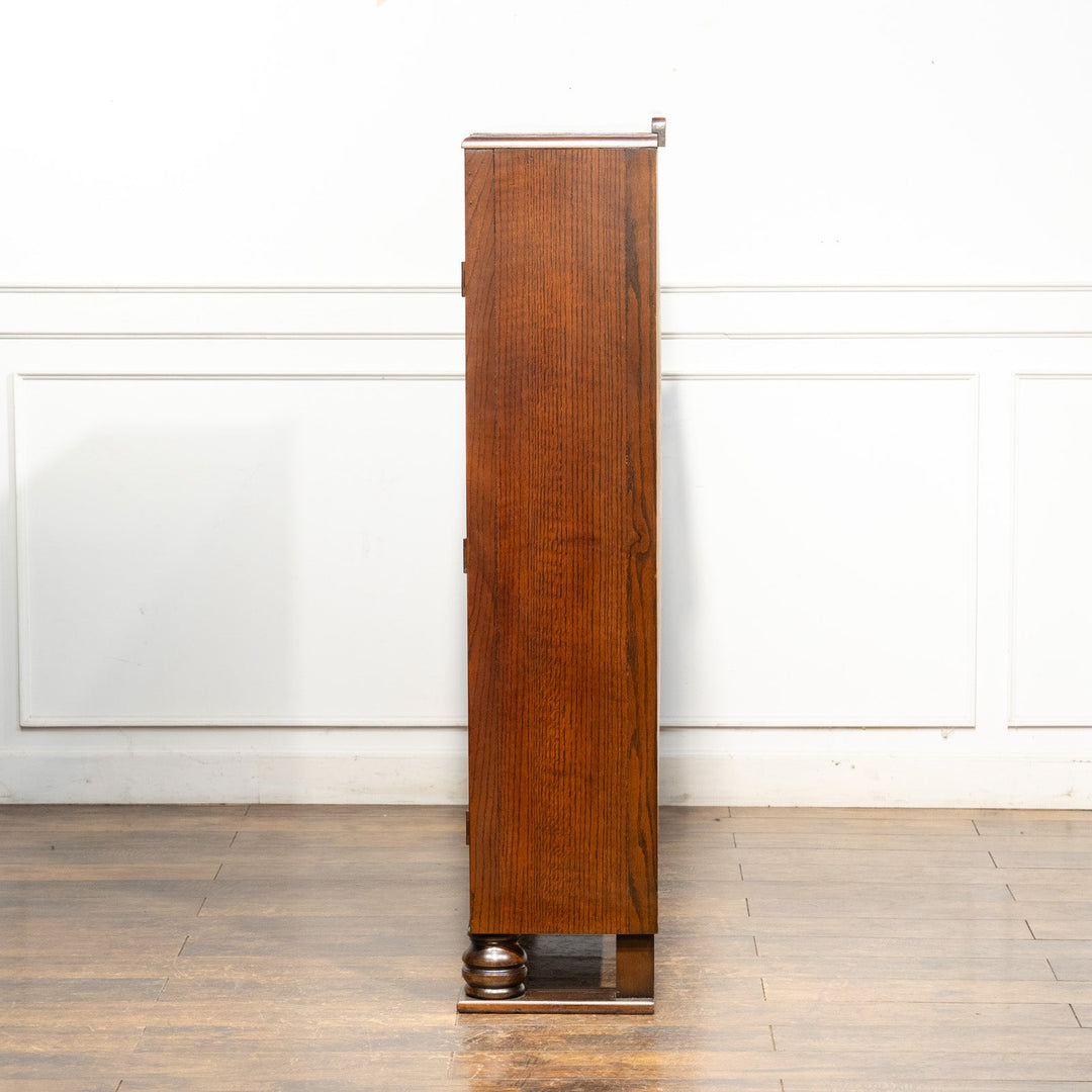 伝統的なギロッシュなどの装飾が目を惹く オーク ブックケース /25G