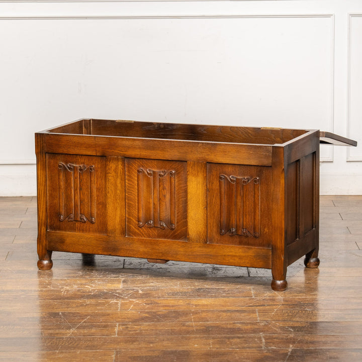 リネンフォールドの装飾が目を惹く 便利な収納付きベンチ オーク ブランケットボックス コファー /25G