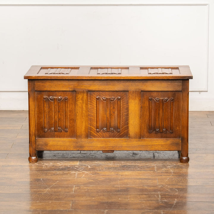 リネンフォールドの装飾が目を惹く 便利な収納付きベンチ オーク ブランケットボックス コファー /25G