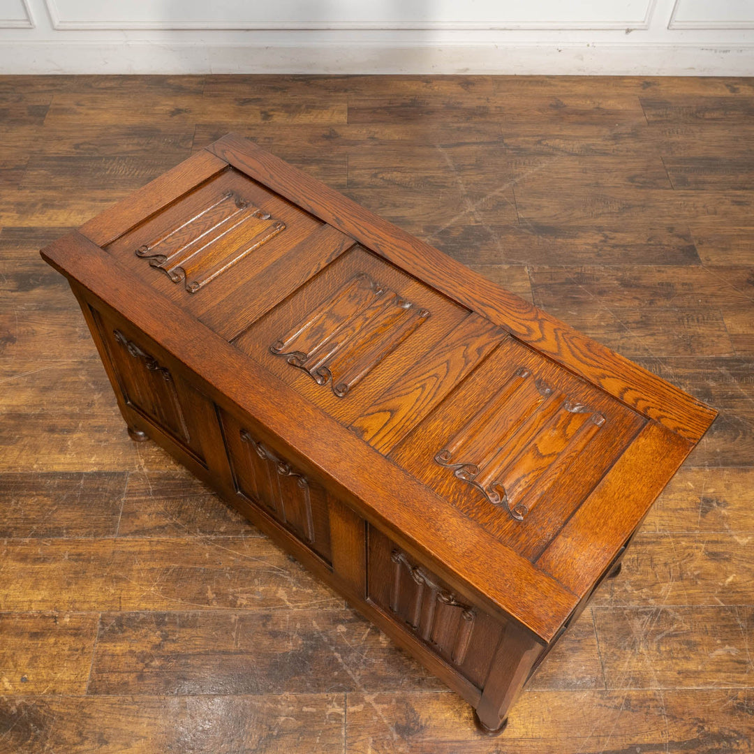 リネンフォールドの装飾が目を惹く 便利な収納付きベンチ オーク ブランケットボックス コファー /25G