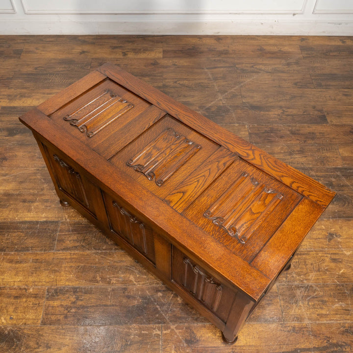 リネンフォールドの装飾が目を惹く 便利な収納付きベンチ オーク ブランケットボックス コファー /25G