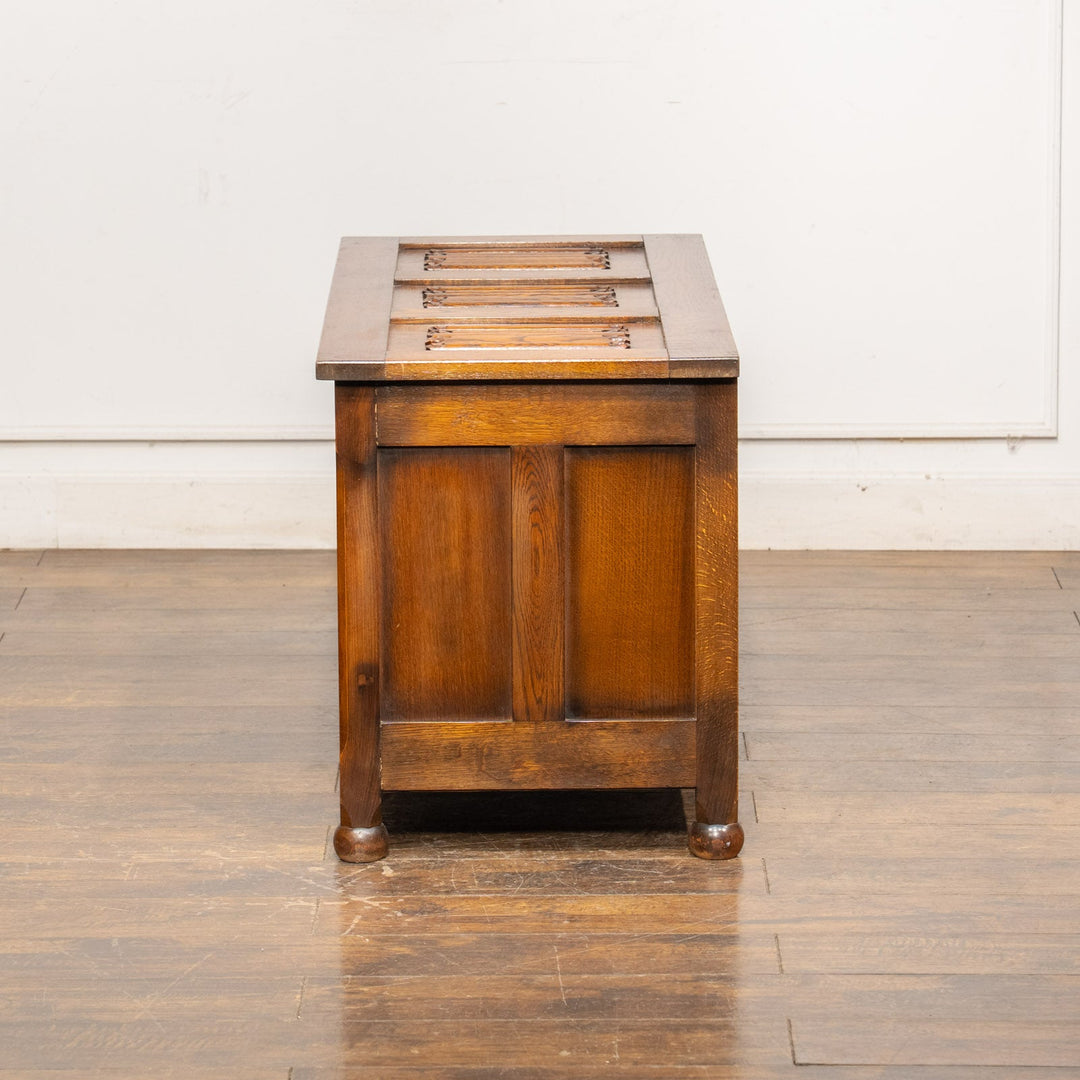 リネンフォールドの装飾が目を惹く 便利な収納付きベンチ オーク ブランケットボックス コファー /25G