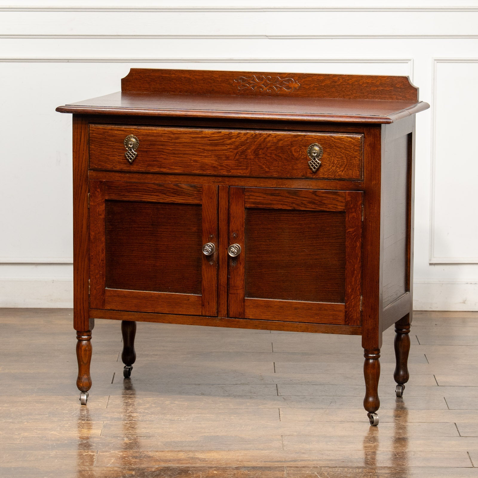 関西限定　送料別　ガラストップサイドボード　イギリスビンテージ　キャスター付き モダンなデザインのハンドルがアクセント キャスター付き サイドボード