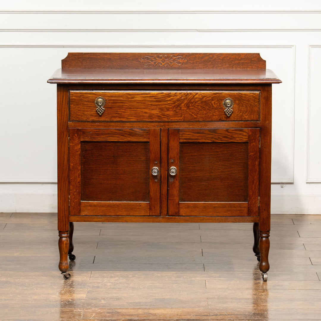 モダンなデザインのハンドルがアクセント キャスター付き サイドボード /25G