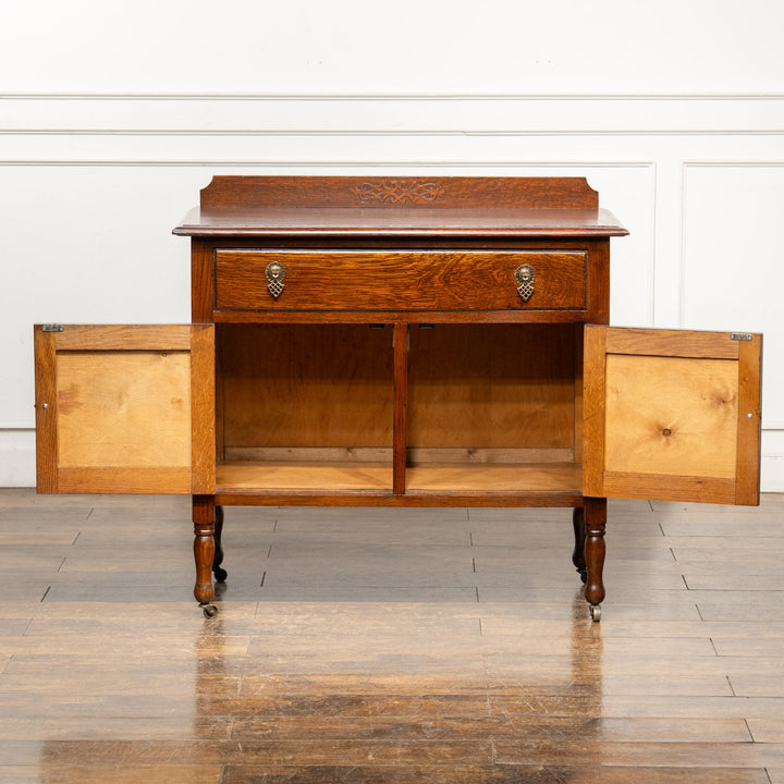 モダンなデザインのハンドルがアクセント キャスター付き サイドボード /25G