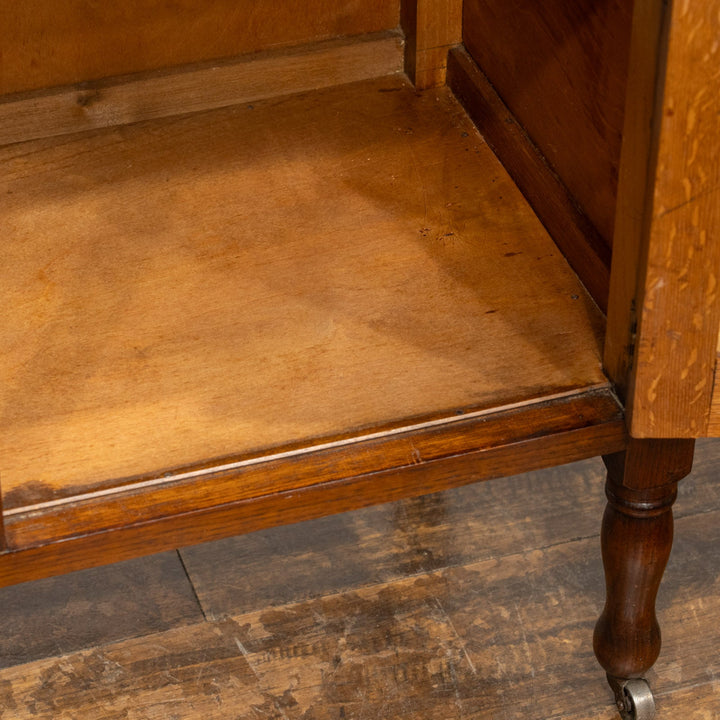 モダンなデザインのハンドルがアクセント キャスター付き サイドボード /25G