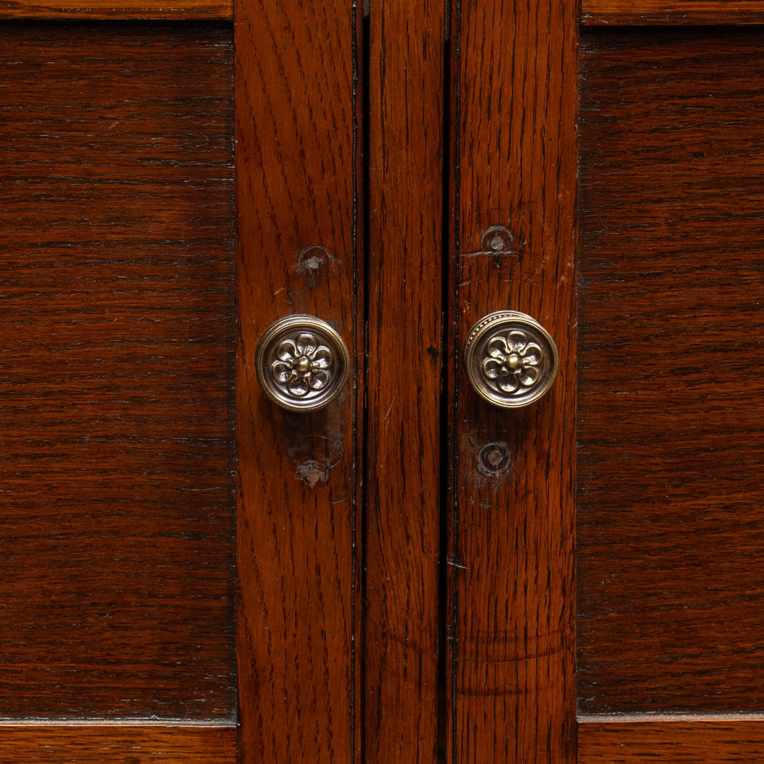 モダンなデザインのハンドルがアクセント キャスター付き サイドボード /25G