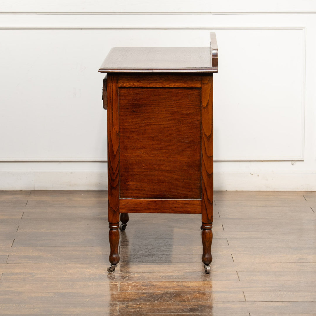 モダンなデザインのハンドルがアクセント キャスター付き サイドボード /25G