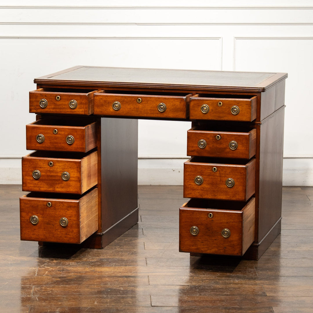 どっしりとした重厚なフォルムにリングハンドルが上品 レザートップ ペデスタルデスク /25G