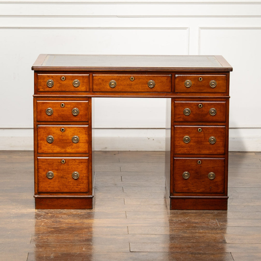 どっしりとした重厚なフォルムにリングハンドルが上品 レザートップ ペデスタルデスク /25G