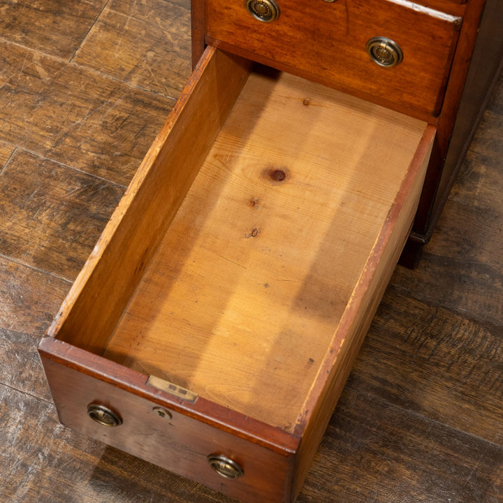 どっしりとした重厚なフォルムにリングハンドルが上品 レザートップ ペデスタルデスク /25G