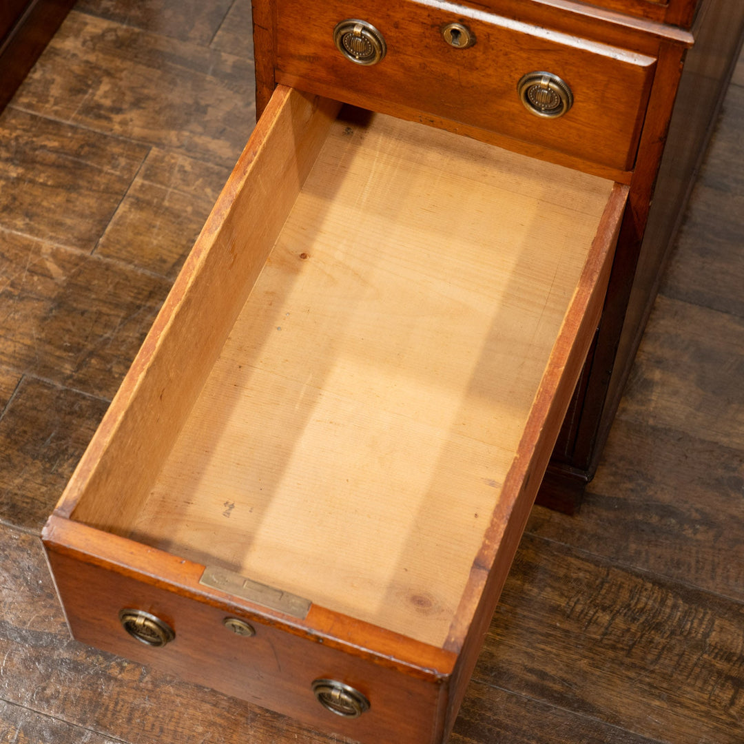 どっしりとした重厚なフォルムにリングハンドルが上品 レザートップ ペデスタルデスク /25G