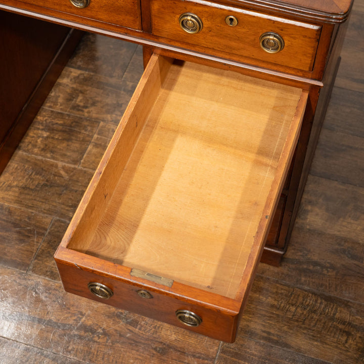 どっしりとした重厚なフォルムにリングハンドルが上品 レザートップ ペデスタルデスク /25G