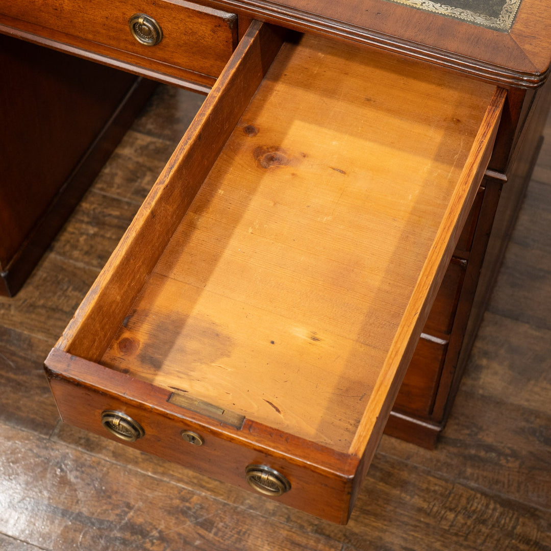 どっしりとした重厚なフォルムにリングハンドルが上品 レザートップ ペデスタルデスク /25G