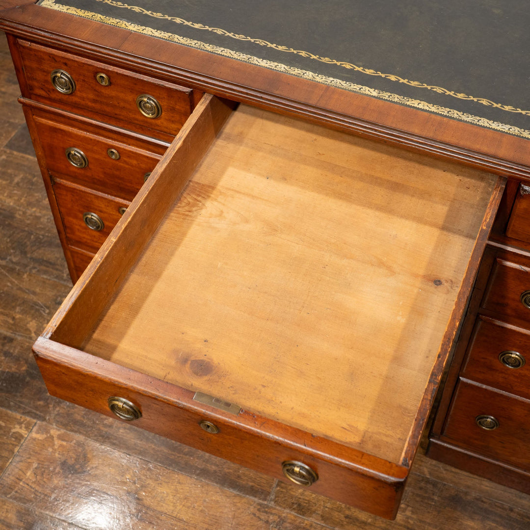 どっしりとした重厚なフォルムにリングハンドルが上品 レザートップ ペデスタルデスク /25G