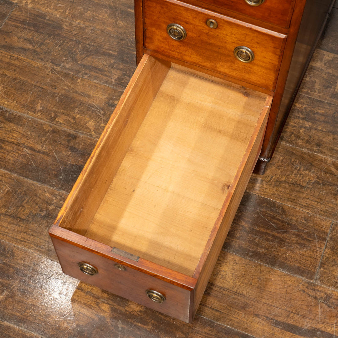 どっしりとした重厚なフォルムにリングハンドルが上品 レザートップ ペデスタルデスク /25G