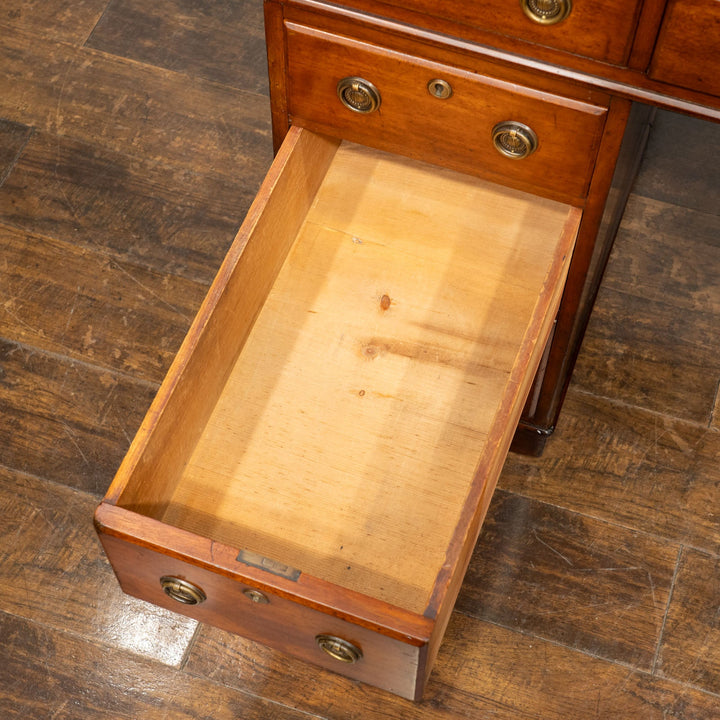 どっしりとした重厚なフォルムにリングハンドルが上品 レザートップ ペデスタルデスク /25G