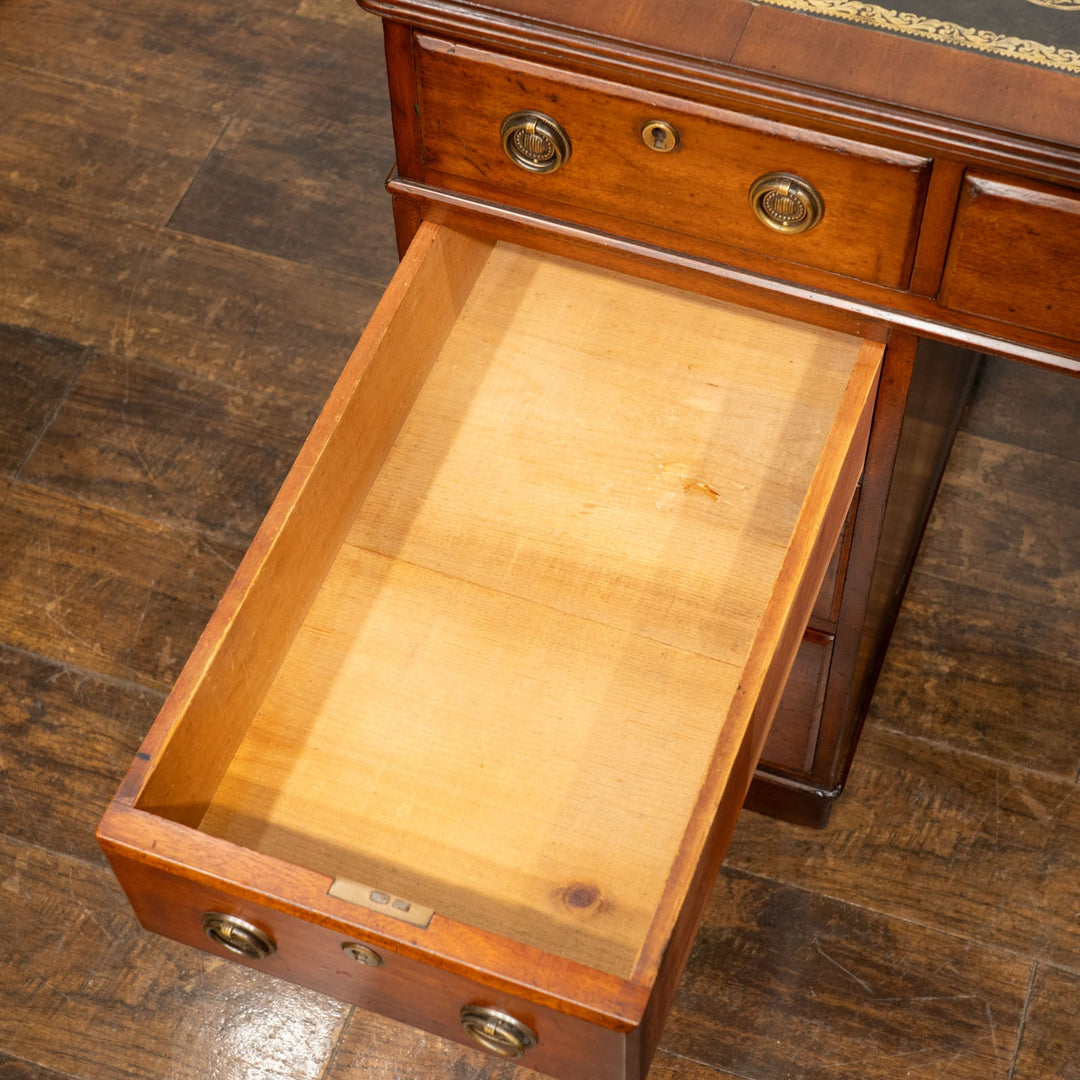 どっしりとした重厚なフォルムにリングハンドルが上品 レザートップ ペデスタルデスク /25G